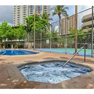 Apartment Spacious W/ Parking, Beach/mall/park, Honolulu