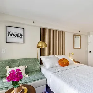 Bright & Cozy Unit With Balcony! Honolulu