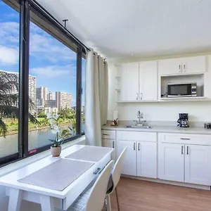 Hawaiian Monarch Upgraded Modern Honolulu